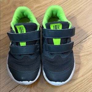 10k Nike gray Velcro star runner shoes